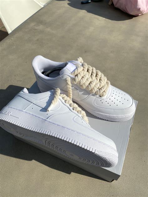 ganz weiße nike air force mit schwarzen schnürsenkel|air force 1 sneaker kaufen.